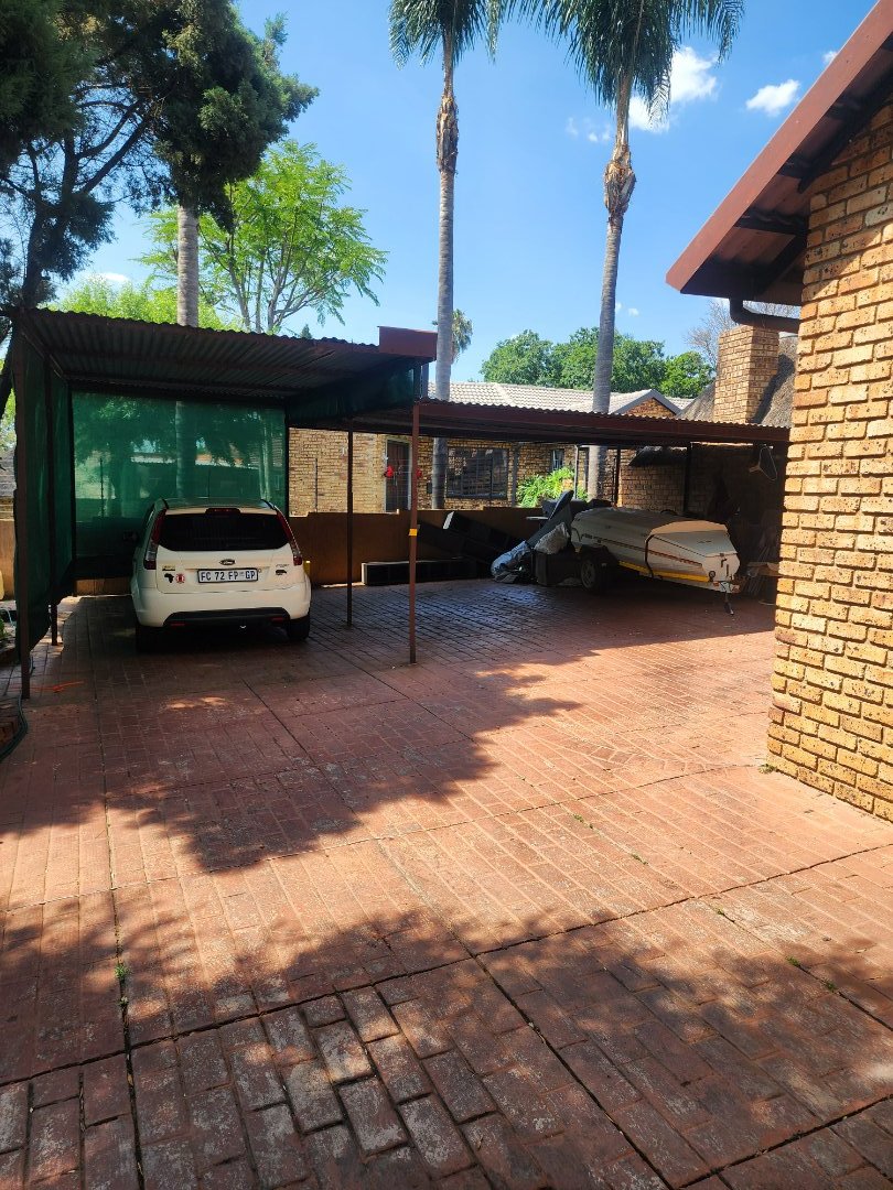 4 Bedroom Property for Sale in Rooihuiskraal Gauteng