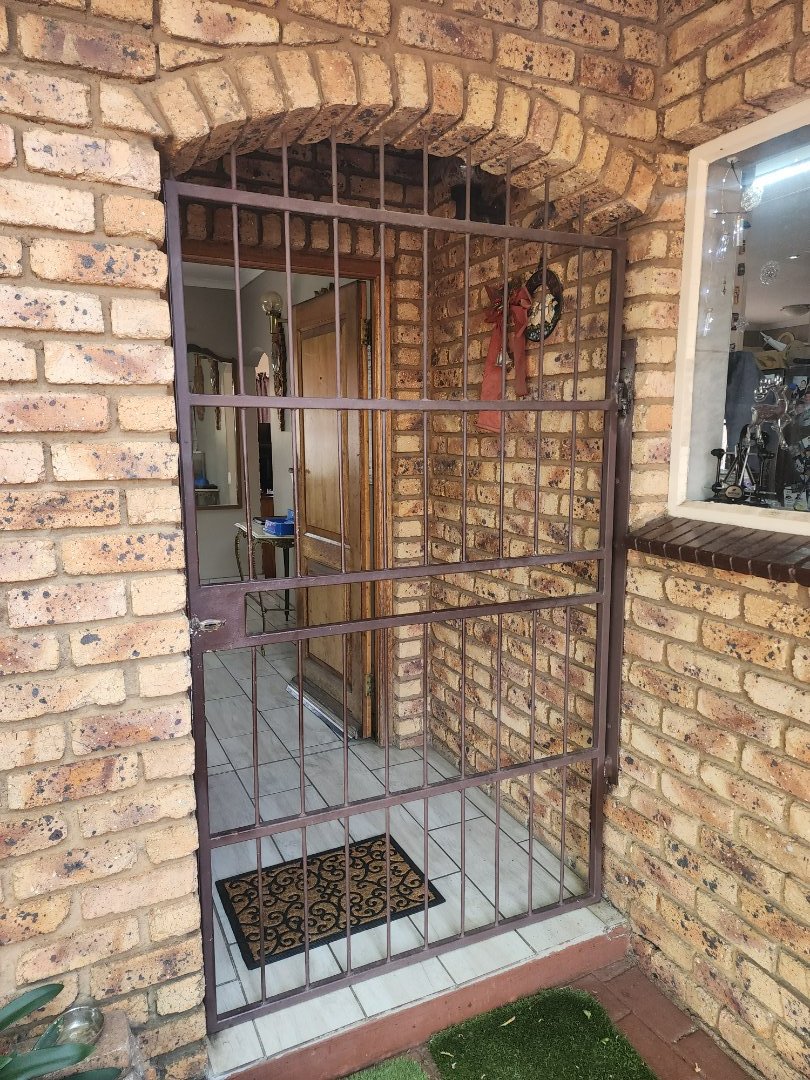 4 Bedroom Property for Sale in Rooihuiskraal Gauteng