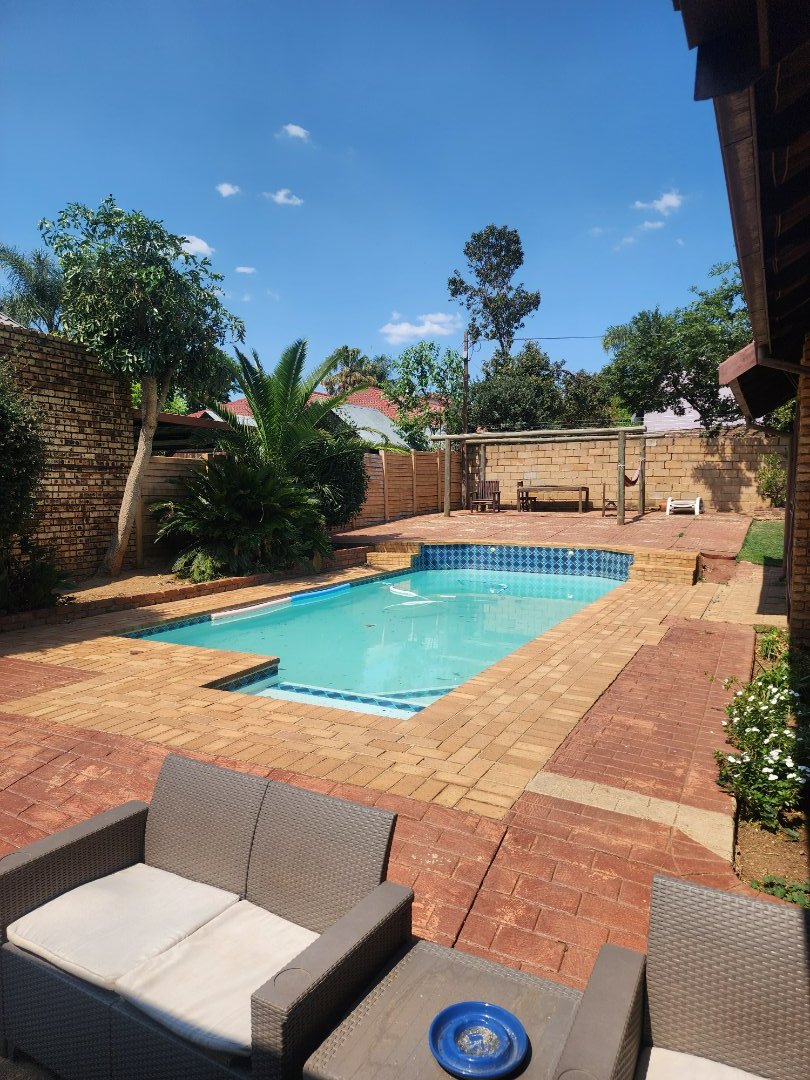 4 Bedroom Property for Sale in Rooihuiskraal Gauteng