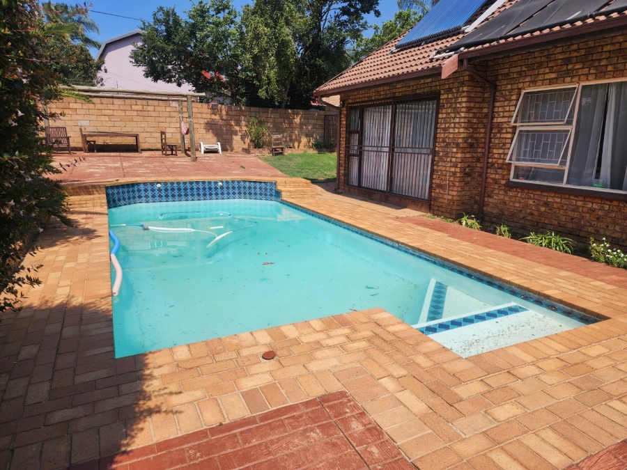 4 Bedroom Property for Sale in Rooihuiskraal Gauteng