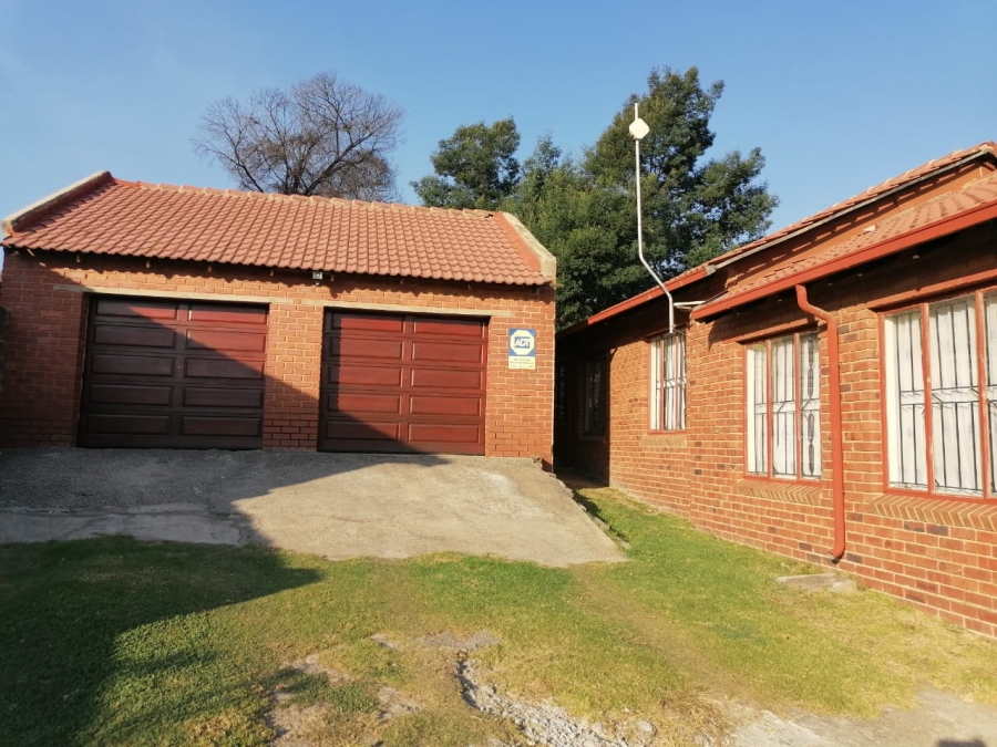 To Let  Bedroom Property for Rent in Chloorkop Gauteng