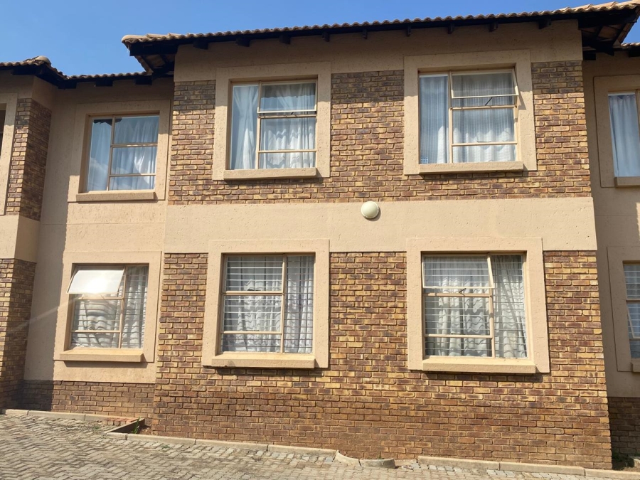 2 Bedroom Property for Sale in Rensburg Gauteng