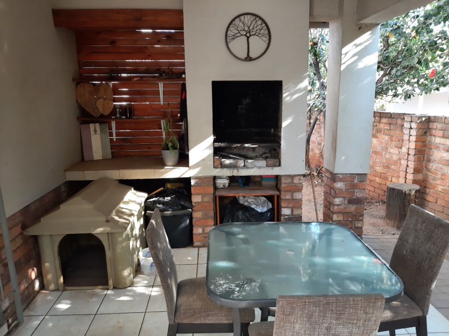  Bedroom Property for Sale in Rooihuiskraal North Gauteng