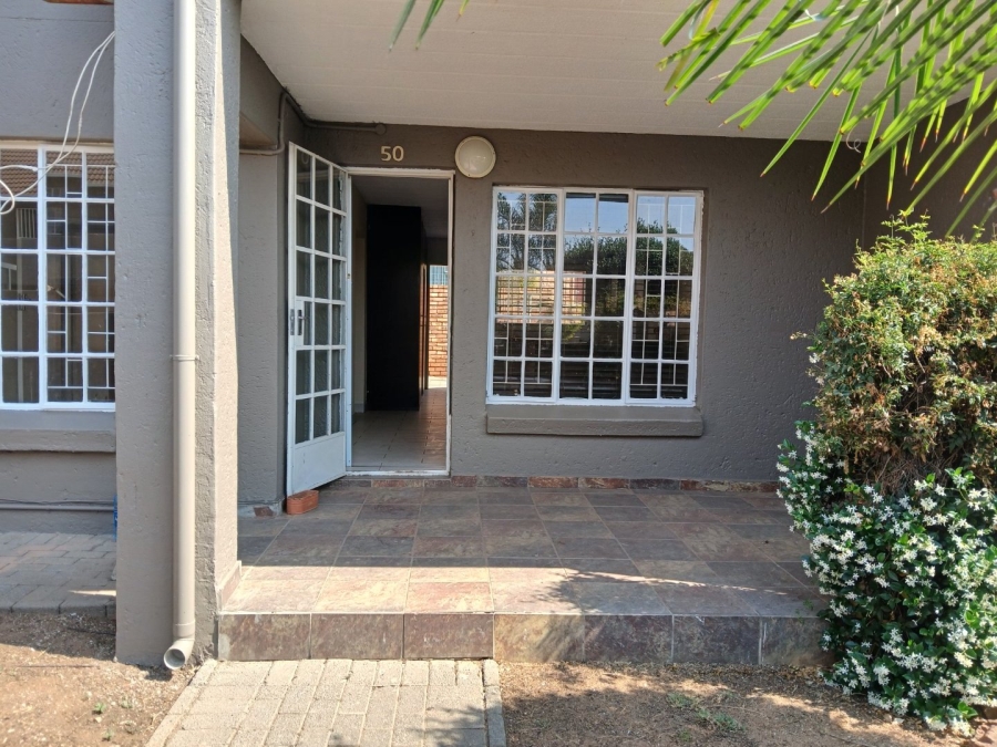 To Let 3 Bedroom Property for Rent in Radiokop Gauteng