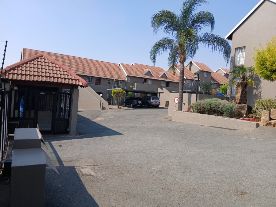 To Let 3 Bedroom Property for Rent in Radiokop Gauteng