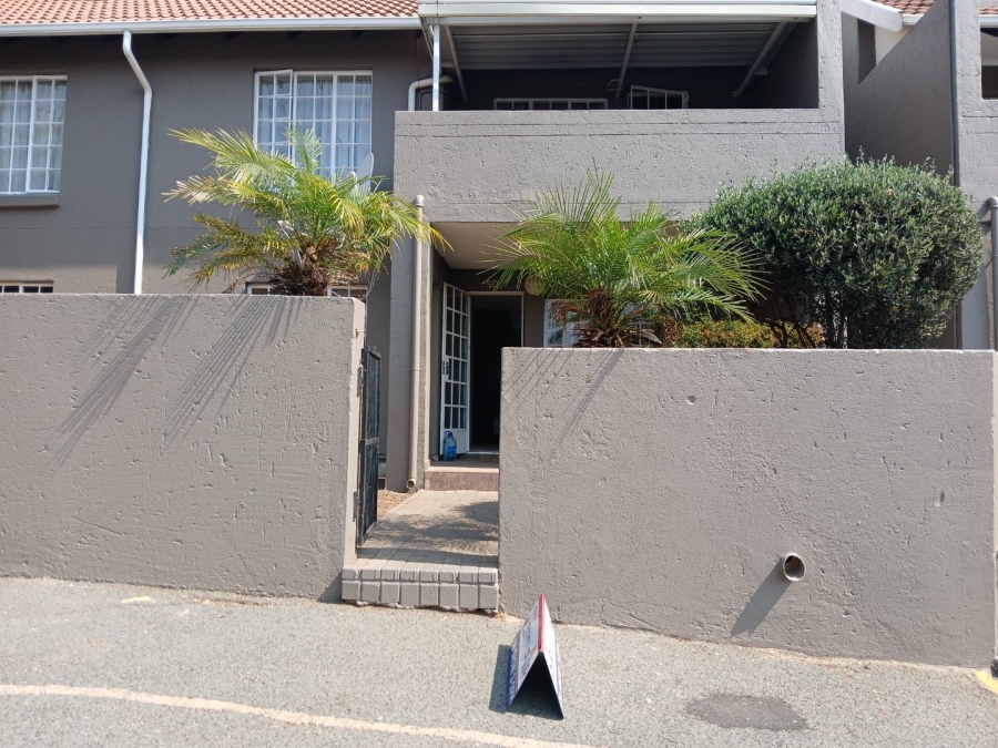 To Let 3 Bedroom Property for Rent in Radiokop Gauteng