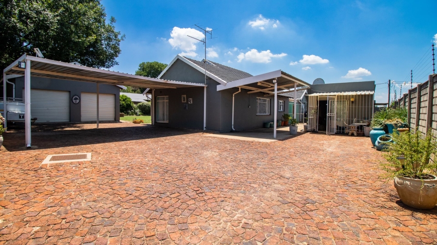 3 Bedroom Property for Sale in Bonaero Park Gauteng