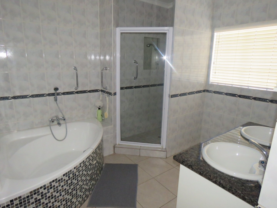 3 Bedroom Property for Sale in Amberfield Gauteng