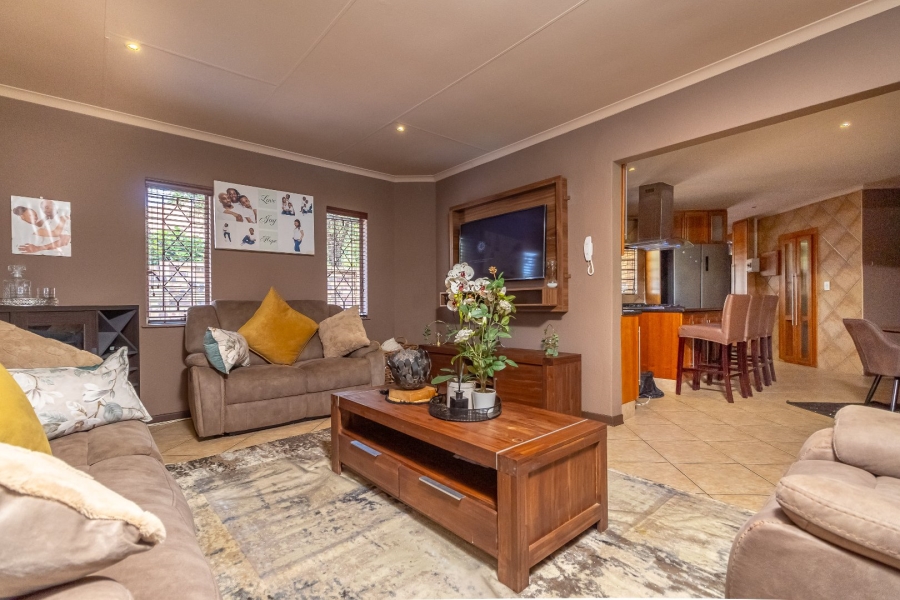 4 Bedroom Property for Sale in Little Falls Gauteng