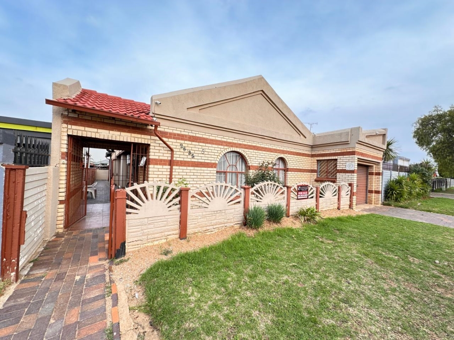 4 Bedroom Property for Sale in Lenasia South Gauteng