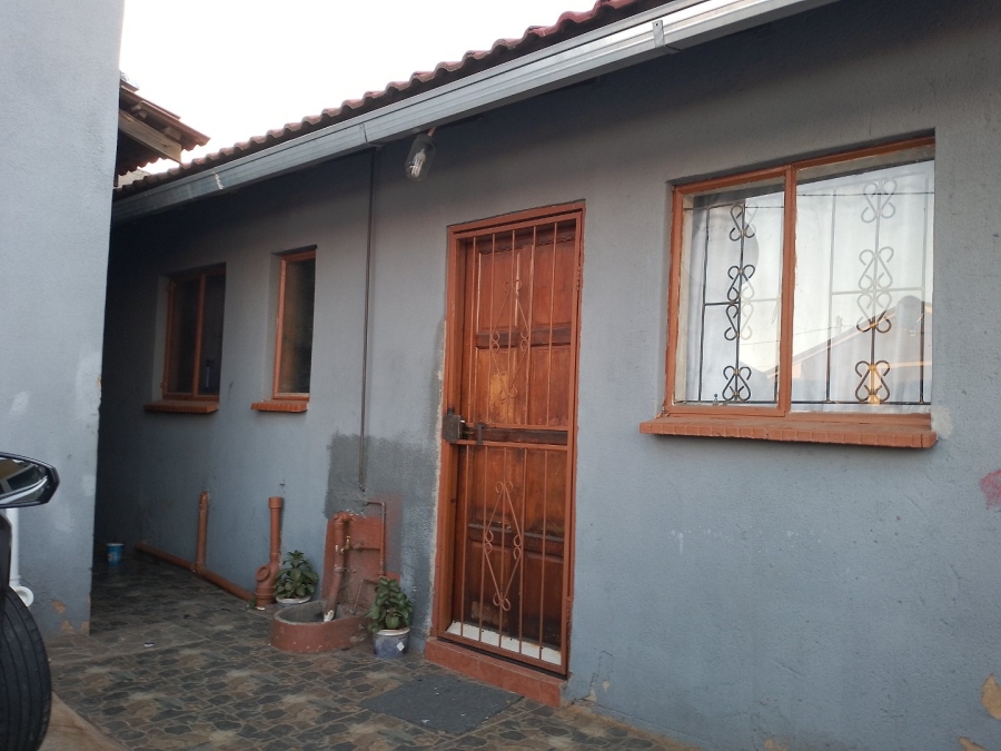 To Let 1 Bedroom Property for Rent in Clayville Gauteng