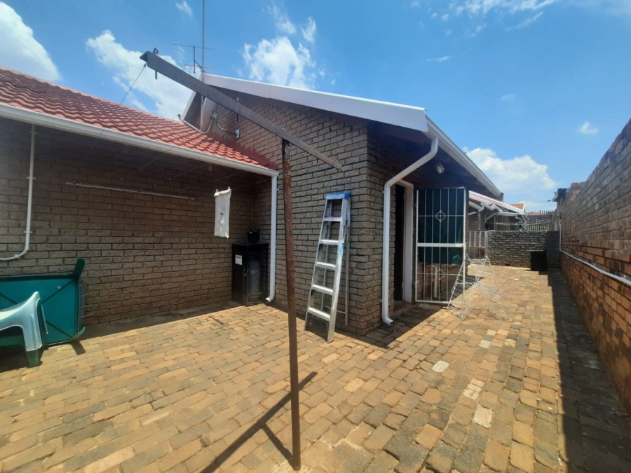 2 Bedroom Property for Sale in Discovery Gauteng