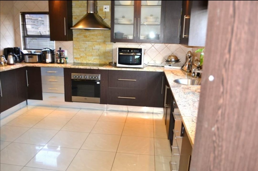 To Let 5 Bedroom Property for Rent in Amberfield Gauteng