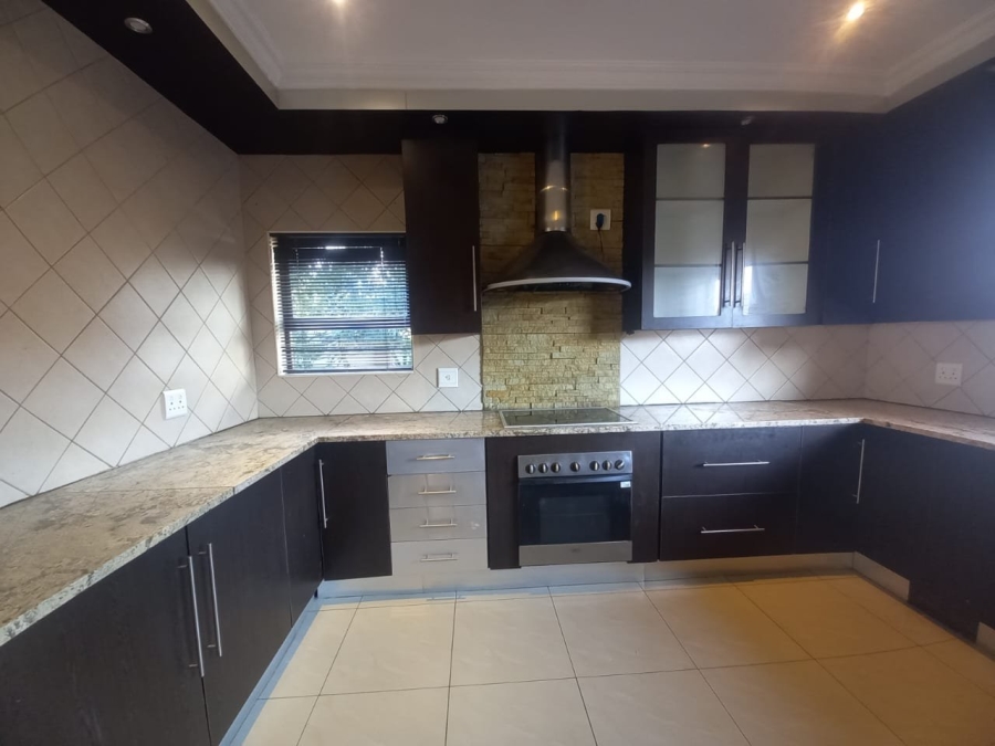 To Let 5 Bedroom Property for Rent in Amberfield Gauteng