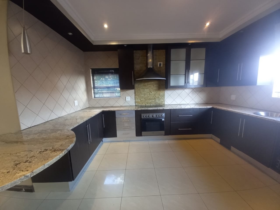 To Let 5 Bedroom Property for Rent in Amberfield Gauteng