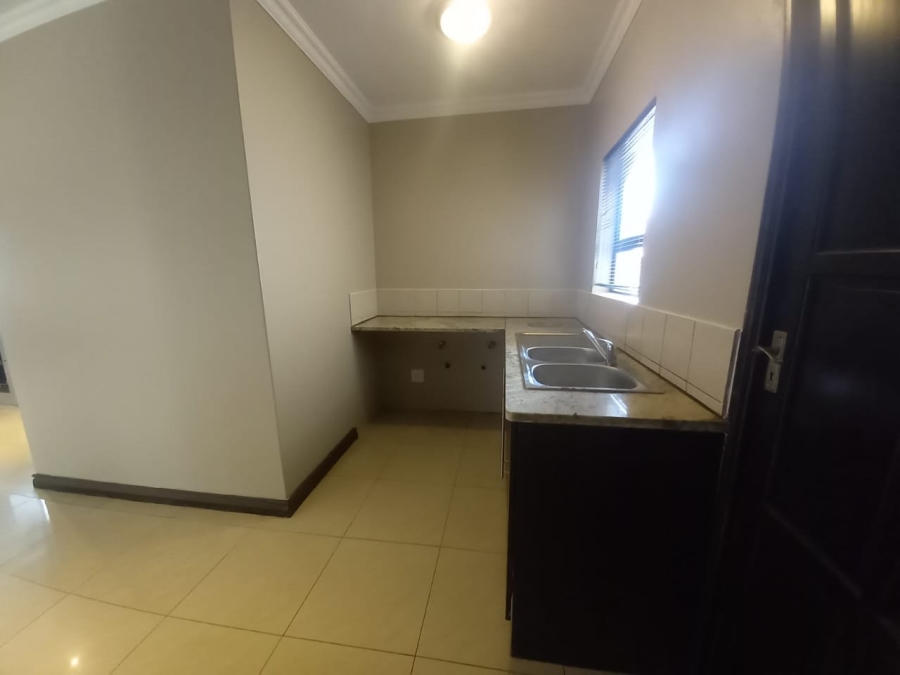 To Let 5 Bedroom Property for Rent in Amberfield Gauteng