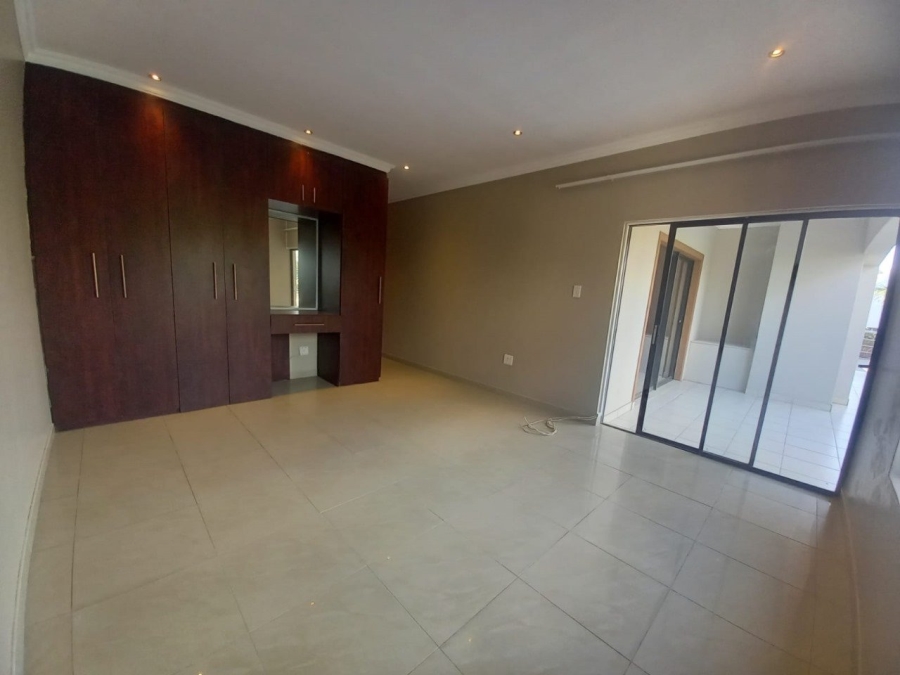 To Let 5 Bedroom Property for Rent in Amberfield Gauteng