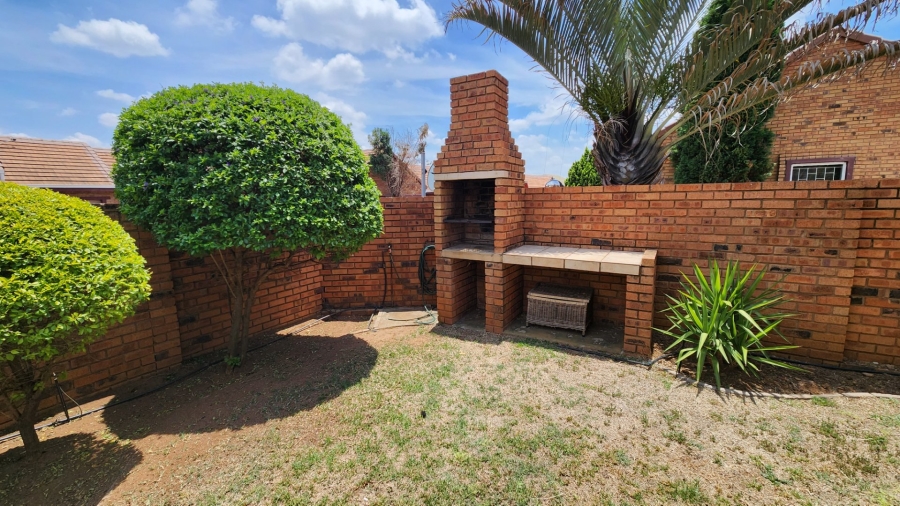 2 Bedroom Property for Sale in Amberfield Gauteng