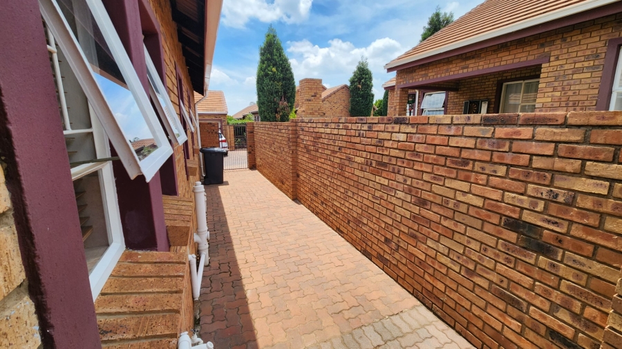 2 Bedroom Property for Sale in Amberfield Gauteng