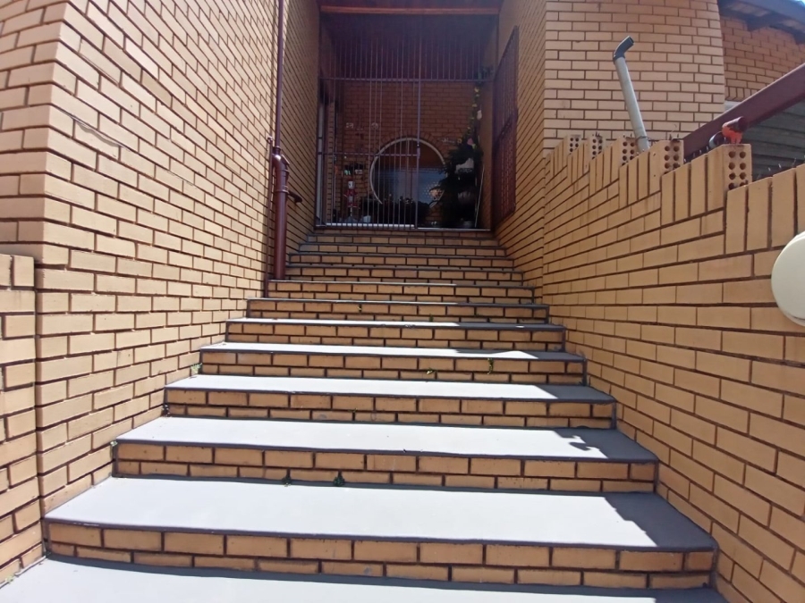 5 Bedroom Property for Sale in Kenmare Gauteng