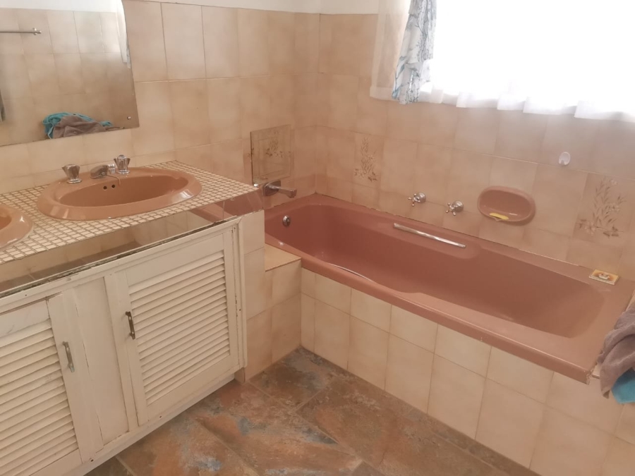 5 Bedroom Property for Sale in Petersfield Gauteng