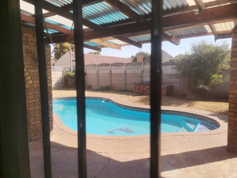 5 Bedroom Property for Sale in Petersfield Gauteng