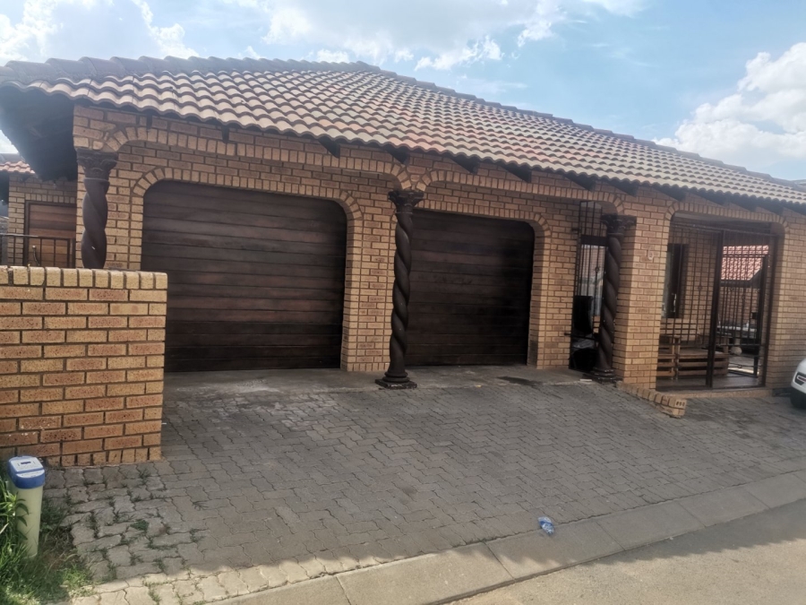 3 Bedroom Property for Sale in Commercia Gauteng