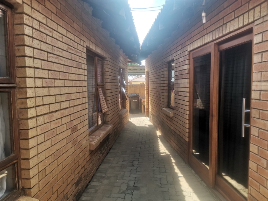 3 Bedroom Property for Sale in Commercia Gauteng