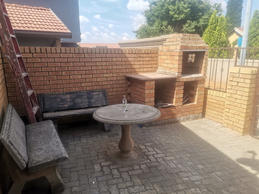 3 Bedroom Property for Sale in Commercia Gauteng