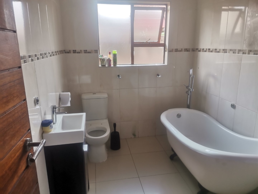 3 Bedroom Property for Sale in Commercia Gauteng