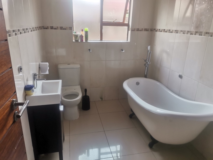 3 Bedroom Property for Sale in Commercia Gauteng