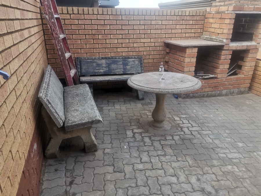 3 Bedroom Property for Sale in Commercia Gauteng