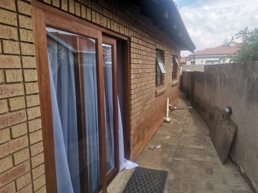 3 Bedroom Property for Sale in Commercia Gauteng