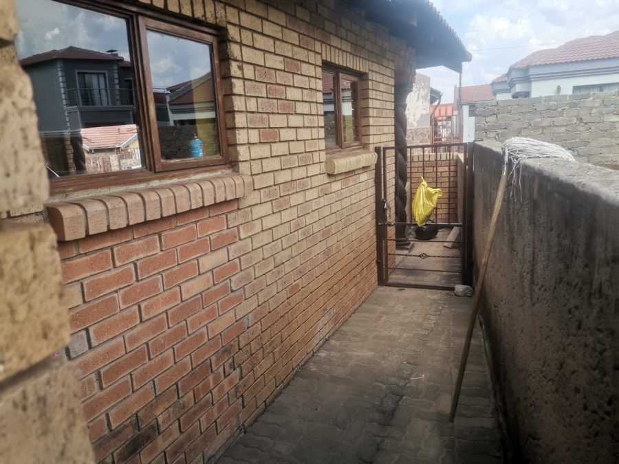 3 Bedroom Property for Sale in Commercia Gauteng