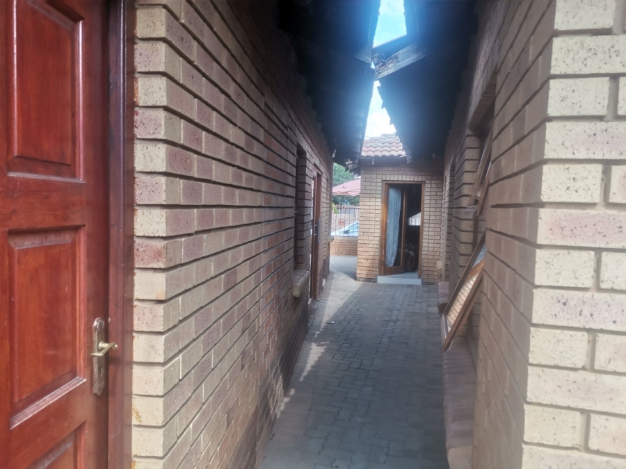 3 Bedroom Property for Sale in Commercia Gauteng