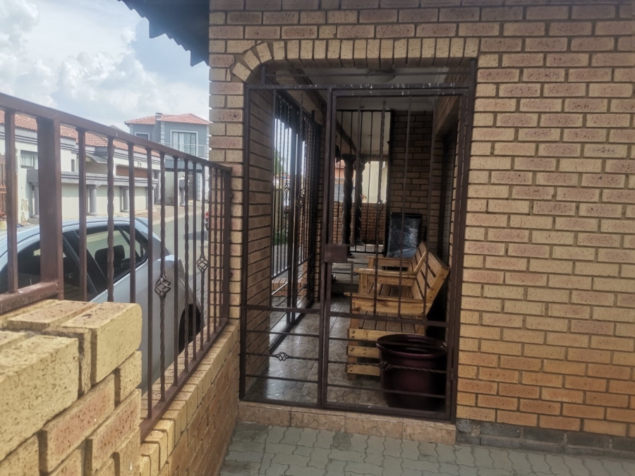 3 Bedroom Property for Sale in Commercia Gauteng