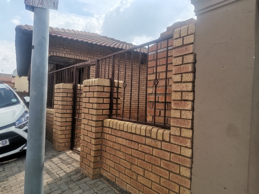 3 Bedroom Property for Sale in Commercia Gauteng