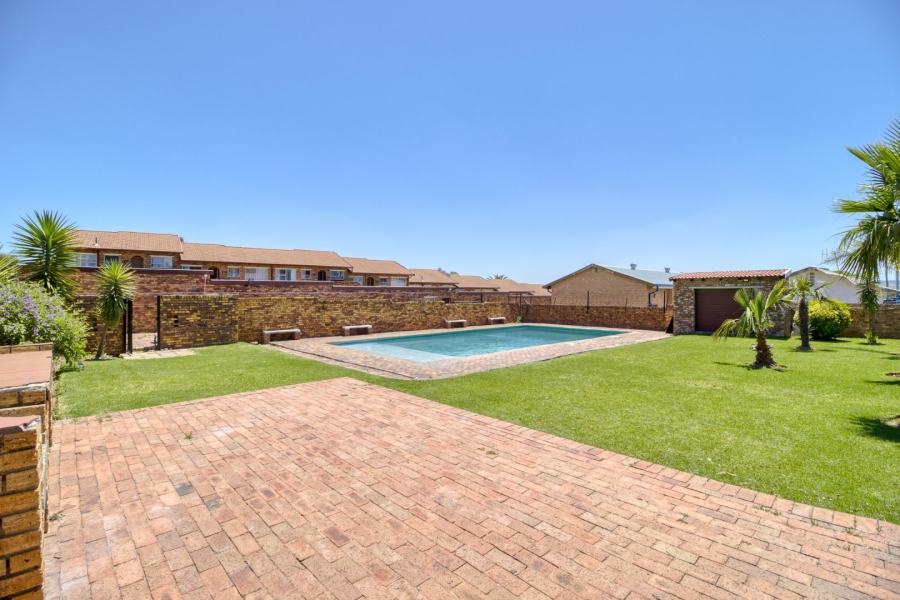 2 Bedroom Property for Sale in Buccleuch Gauteng