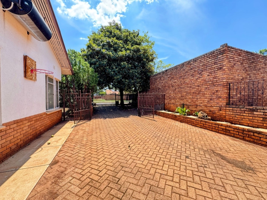 3 Bedroom Property for Sale in Waverley Gauteng