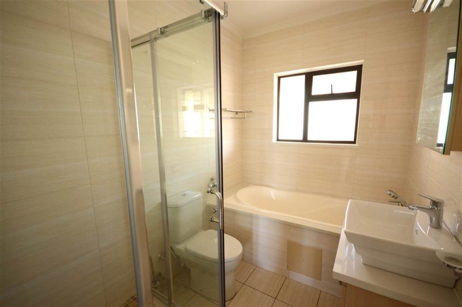 To Let 2 Bedroom Property for Rent in Broadacres Gauteng