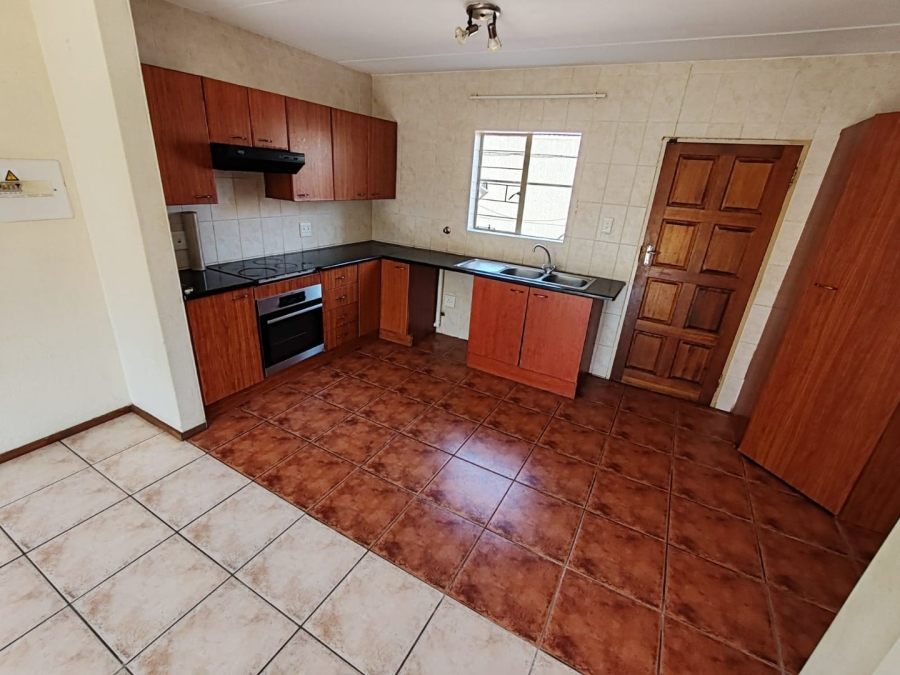 To Let 2 Bedroom Property for Rent in Florida Glen Gauteng