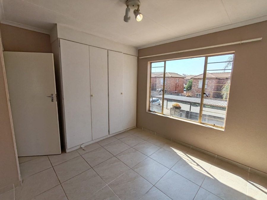 To Let 2 Bedroom Property for Rent in Florida Glen Gauteng