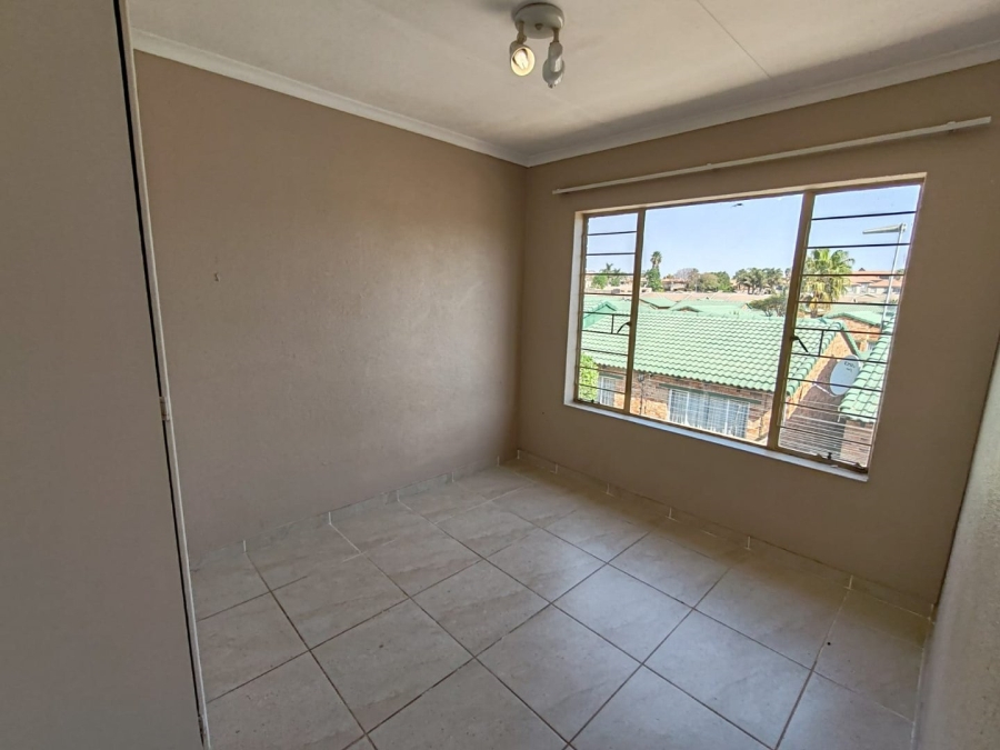 To Let 2 Bedroom Property for Rent in Florida Glen Gauteng