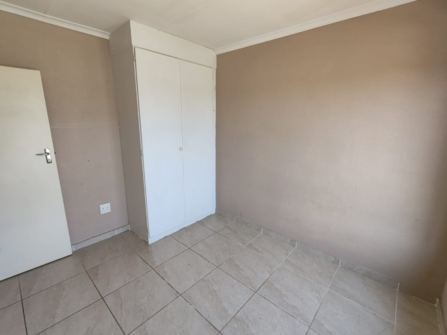 To Let 2 Bedroom Property for Rent in Florida Glen Gauteng