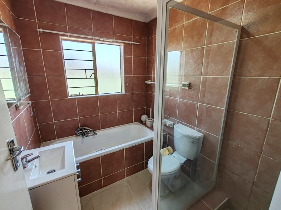 To Let 2 Bedroom Property for Rent in Florida Glen Gauteng