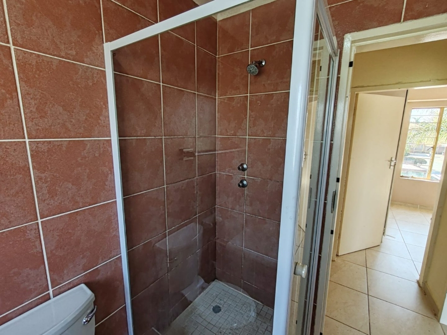 To Let 2 Bedroom Property for Rent in Florida Glen Gauteng