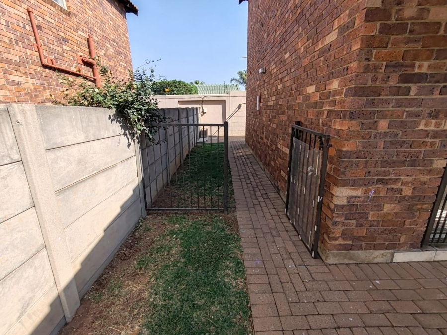 To Let 2 Bedroom Property for Rent in Florida Glen Gauteng