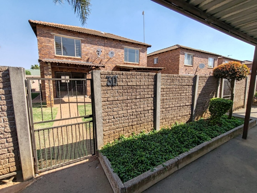 To Let 2 Bedroom Property for Rent in Florida Glen Gauteng