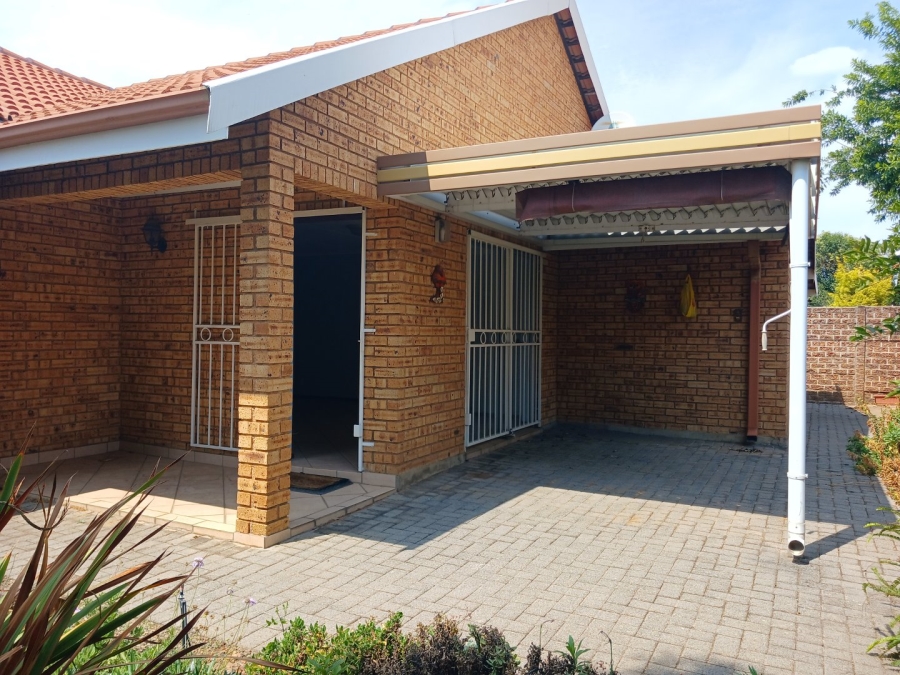 To Let 3 Bedroom Property for Rent in Bonaero Park Gauteng