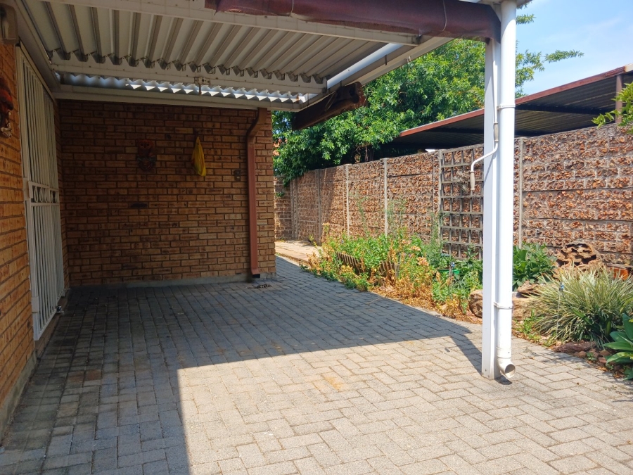 To Let 3 Bedroom Property for Rent in Bonaero Park Gauteng